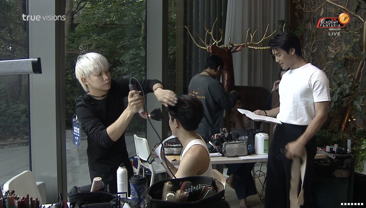 ApoNattawinofc's tweet photo. อาโป เข้ามาให้คำแนะนำกับ เจเจ และ โอม ในช่วงการต่อบท เพื่อให้เข้าใจลักษณะตัวละครและบทดีขึ้น ก่อนการเข้าถ่ายจริง 

ACTING TRAINER APO
#ApoNattawin #TrueAF2026 #TrueAF2026xBeOnCloud https://t.co/FnlVdnOxAQ