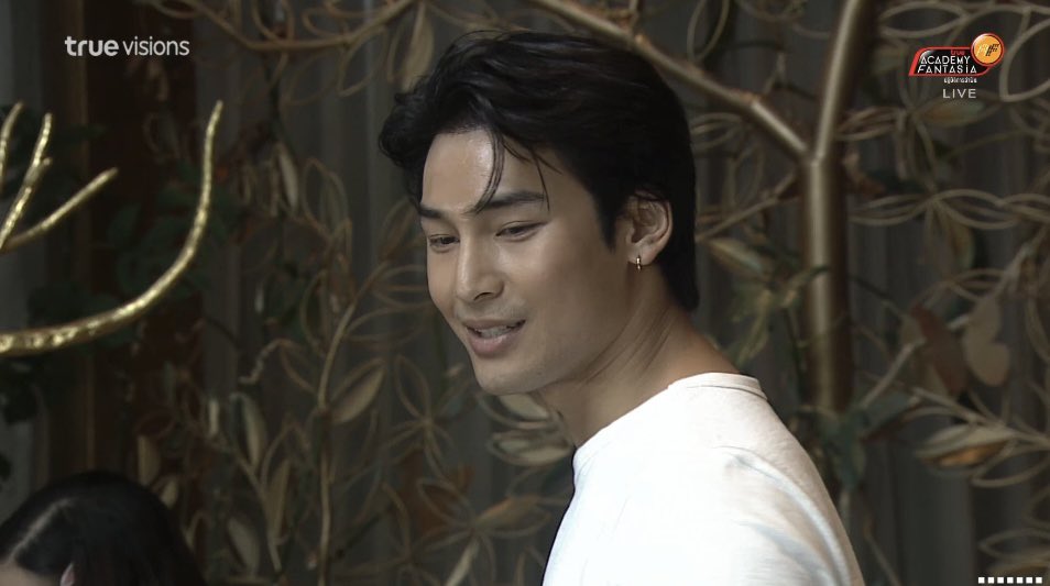 ApoNattawinofc's tweet photo. อาโป เข้ามาให้คำแนะนำกับ เจเจ และ โอม ในช่วงการต่อบท เพื่อให้เข้าใจลักษณะตัวละครและบทดีขึ้น ก่อนการเข้าถ่ายจริง 

ACTING TRAINER APO
#ApoNattawin #TrueAF2026 #TrueAF2026xBeOnCloud https://t.co/FnlVdnOxAQ