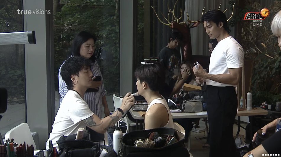 ApoNattawinofc's tweet photo. อาโป เข้ามาให้คำแนะนำกับ เจเจ และ โอม ในช่วงการต่อบท เพื่อให้เข้าใจลักษณะตัวละครและบทดีขึ้น ก่อนการเข้าถ่ายจริง 

ACTING TRAINER APO
#ApoNattawin #TrueAF2026 #TrueAF2026xBeOnCloud https://t.co/FnlVdnOxAQ