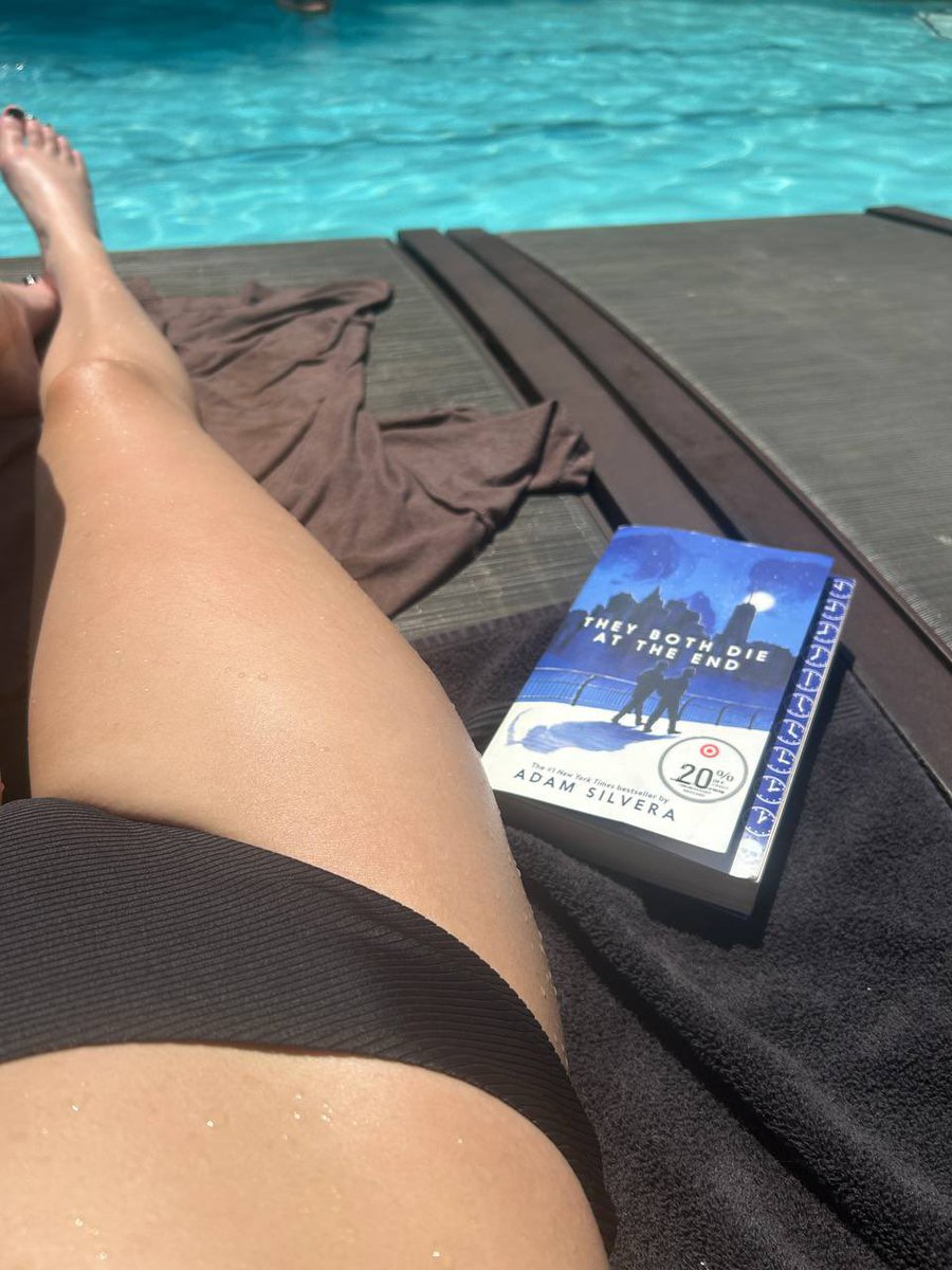 iLoafCuddles's tweet photo. what's your current read? https://t.co/6t14bDmjdk