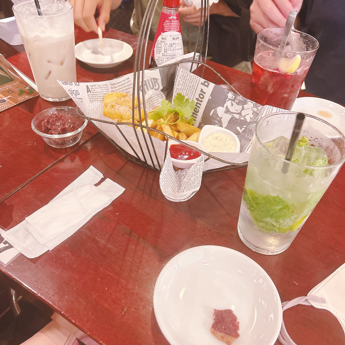 narhodona's tweet photo. 最近いつも遊んでるオタクと飲みました。 https://t.co/P2i5DcFrpG
