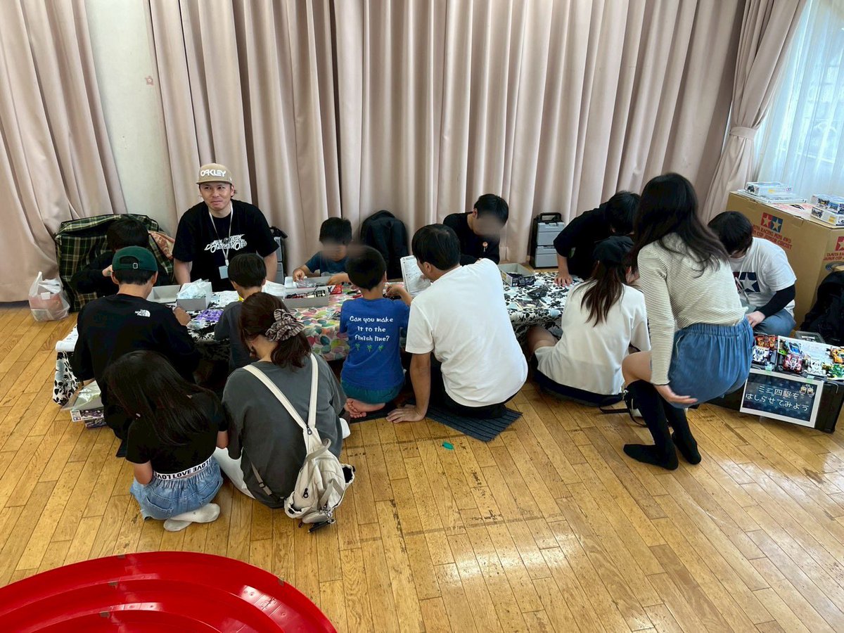 mini4wd_70_24's tweet photo. 来月は第7回ミニ四駆体験です😄
8月30日（日）
伊予市児童館あすなろ
🕐13:30〜17:00
無料で手ぶらで遊べます♪レンタルマシンも多数ご用意しております😁
プチ組み立て教室もあります😃
#ミニ四駆
#児童館
#ミニ四駆体験
#CherisCraft https://t.co/NCYJLhHXJd