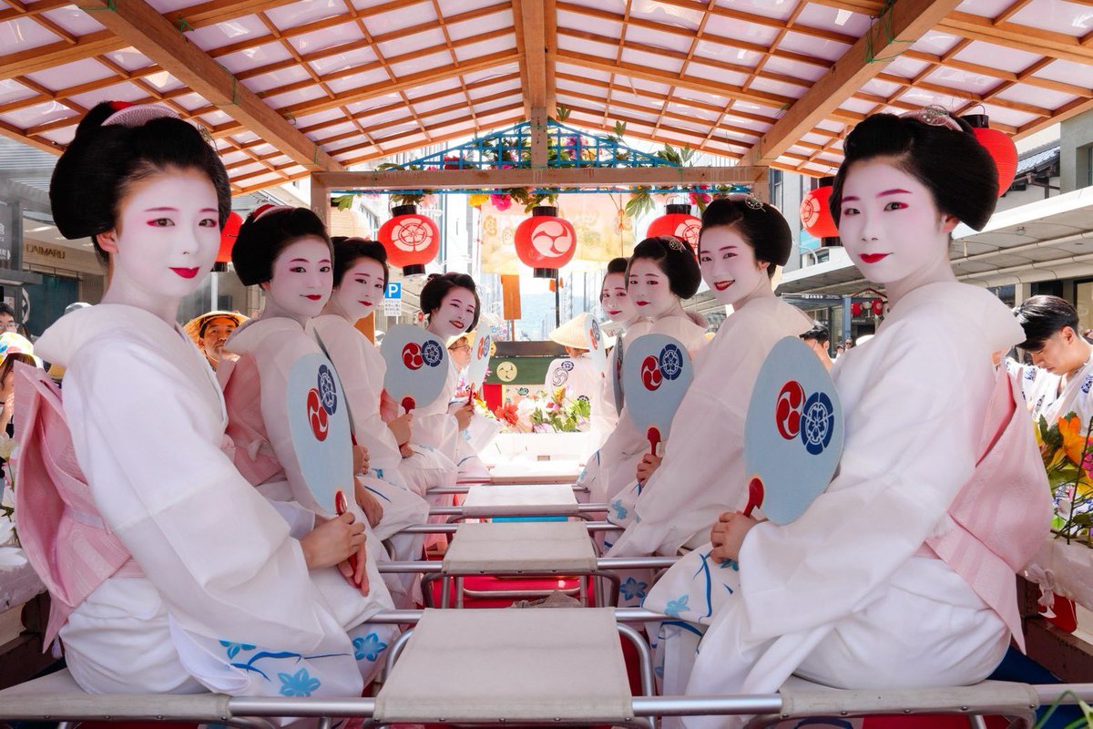 miyagawa_kabu's tweet photo. 令和8年7月24日
祇園祭花傘巡行に参加させていただきました

つづく、八坂神社舞殿にて舞踊を奉納させていただきました

祇園祭に携わられた全ての皆様
猛暑の中、大変お疲れ様でございました。

#京都 #宮川町 #芸妓 #舞妓 #花街
#kyoto #miyagawacho #geiko #maiko https://t.co/Pq1QXkPhSS