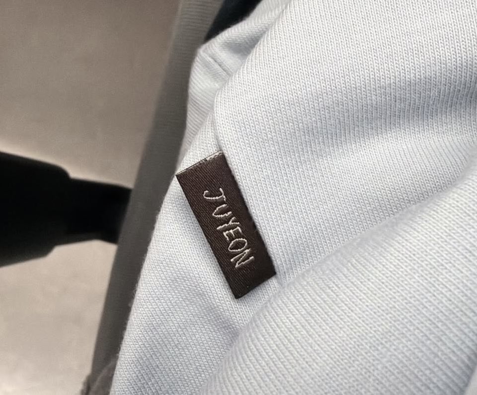 dailyljy's tweet photo. the details of juyeon's fanmeeting MD are so cute 🤍

"© 2026 JUYEON of THE BOYZ All rights reserved" 🙂‍↕️

#YouthByJuyeon
#JUYEON #주연 #더보이즈 https://t.co/PJYNuuuiSG