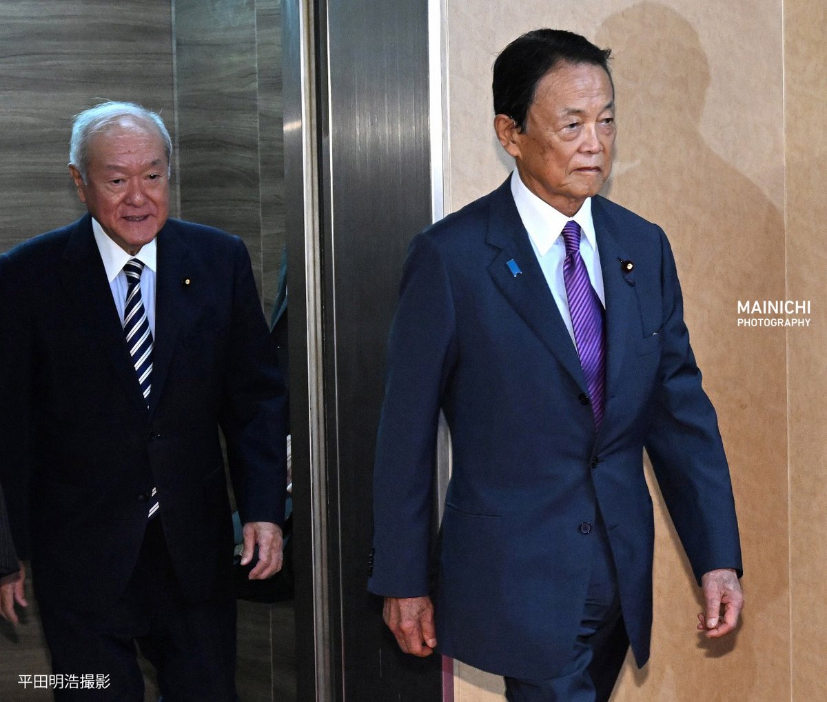 mainichiphoto's tweet photo. 麻生太郎副総裁、鈴木俊一幹事長が28日、高市早苗首相（自民党総裁）と党本部で約30分間会談しました。来年4月から2年限定で飲食料品への消費税率を1％にする案などについて意見交換したとみられます。
写真特集→https://t.co/ECego9I48b https://t.co/l15fNmSzXw