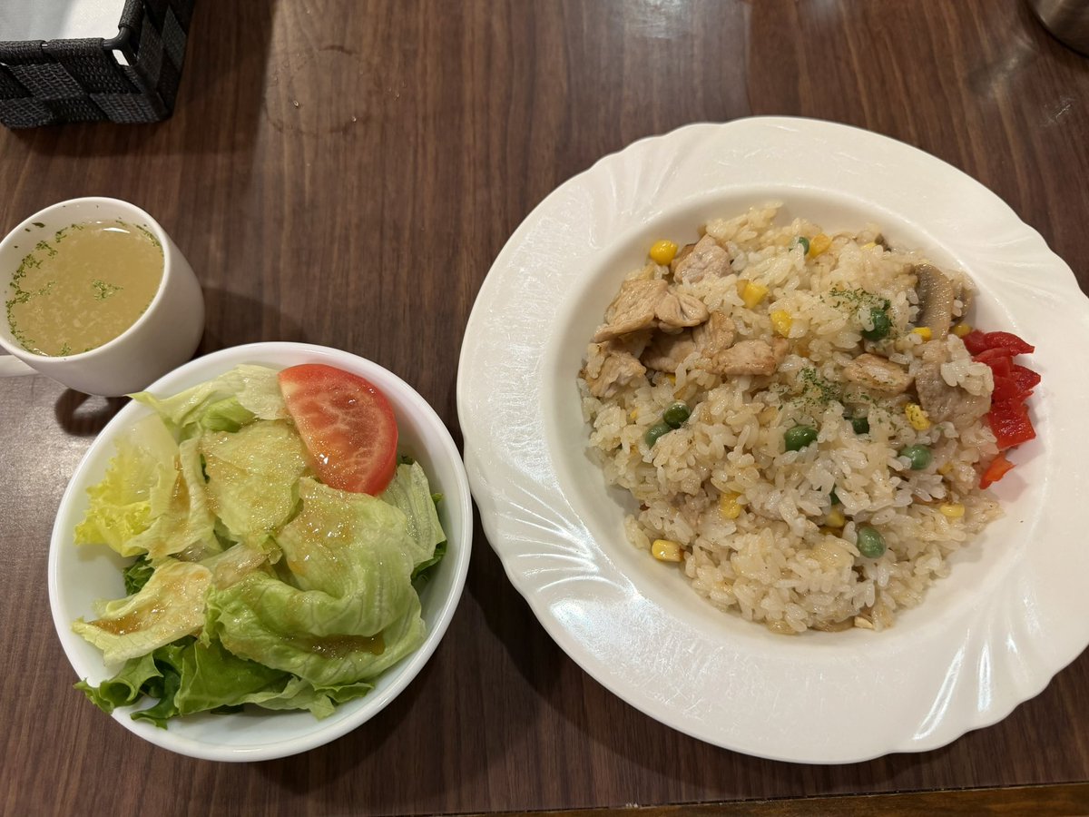kouthai's tweet photo. 今日は仕事休み！以前接骨院で「年齢的に無理は禁物」とアドバイスされたので、しっかり体を休める日に。
「モッキンバード」でランチをしていたら、お店の方がXで私の実年齢を知って衝撃を受けたとお話ししてくれました。美味しいポークピラフでエネルギー補給です。 https://t.co/A898F8o7db