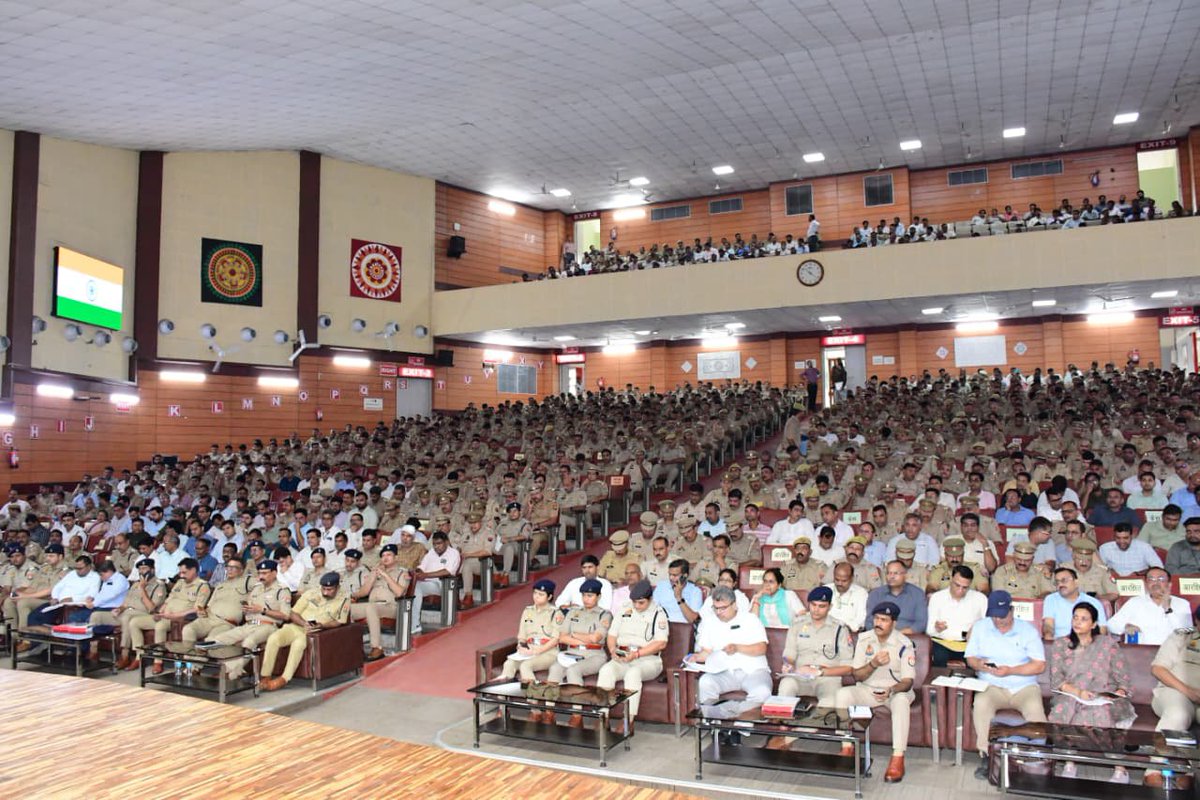 DmMeerut's tweet photo. चौधरी चरण सिंह विश्वविद्यालय स्थित नेताजी सुभाष चन्द्र बोस प्रेक्षागृह में कांवड़ यात्रा की तैयारियों के संबंध में समस्त सुपर जोनल, जोनल, सैक्टर मजिस्ट्रेट, विभागीय नोडल अधिकारी, संबंधित पुलिस एवं प्रशासनिक अधिकारियो के साथ रिहर्सल ब्रीफिंग की गई।
@CMOfficeUP @UPGovt @ChiefSecyUP https://t.co/AIy9cOcUoA