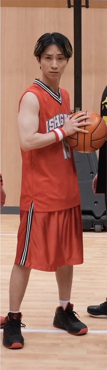 pyqt_s2's tweet photo. まって腕の筋肉やばくない？？？？ https://t.co/eJrIIJH6Ow
