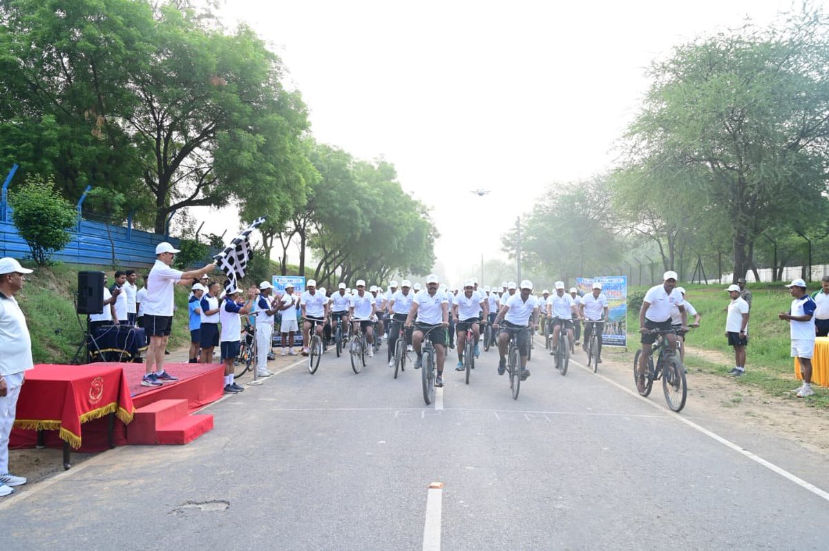 SWComd_IA's tweet photo. Pedalling for the Brave. Riding for the Nation.🇮🇳

Hisar Military Station organised a #CycleExpedition to commemorate #KargilVijayDiwas under the #SundaysOnCycle initiative of the Sports Authority of India and Fit India Movement 

The expedition brought together military personnel in a stirring tribute to the unmatched courage, valour and supreme sacrifice of the heroes of Kargil. Every turn of the wheel honoured their legacy while reaffirming our collective resolve towards fitness, unity and nation-building.

*Together We Ride, Together We Honour, Together We Build the Nation.*

#KargilVijayDiwas 
#SundaysOnCycle 
#FitIndia 
#HisarMilitaryStation #SaptaShaktiCommand 
#DOTDivision 
#NationFirst 
#FitnessForAll
@adgpi 
@HQ_IDS_India 
@PRODefRjsthn 
@SpokespersonMoD