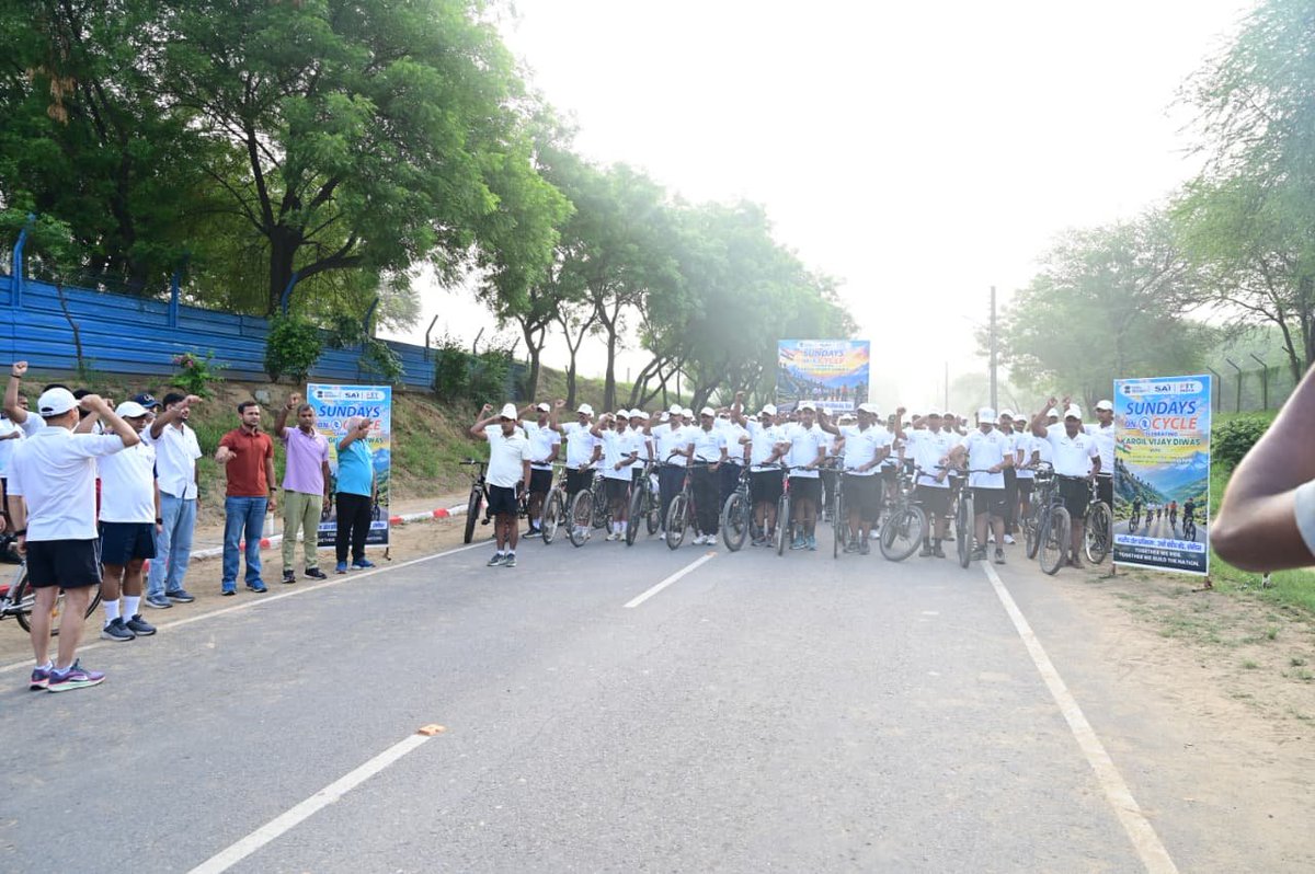 SWComd_IA's tweet photo. Pedalling for the Brave. Riding for the Nation.🇮🇳

Hisar Military Station organised a #CycleExpedition to commemorate #KargilVijayDiwas under the #SundaysOnCycle initiative of the Sports Authority of India and Fit India Movement 

The expedition brought together military personnel in a stirring tribute to the unmatched courage, valour and supreme sacrifice of the heroes of Kargil. Every turn of the wheel honoured their legacy while reaffirming our collective resolve towards fitness, unity and nation-building.

*Together We Ride, Together We Honour, Together We Build the Nation.*

#KargilVijayDiwas 
#SundaysOnCycle 
#FitIndia 
#HisarMilitaryStation #SaptaShaktiCommand 
#DOTDivision 
#NationFirst 
#FitnessForAll
@adgpi 
@HQ_IDS_India 
@PRODefRjsthn 
@SpokespersonMoD