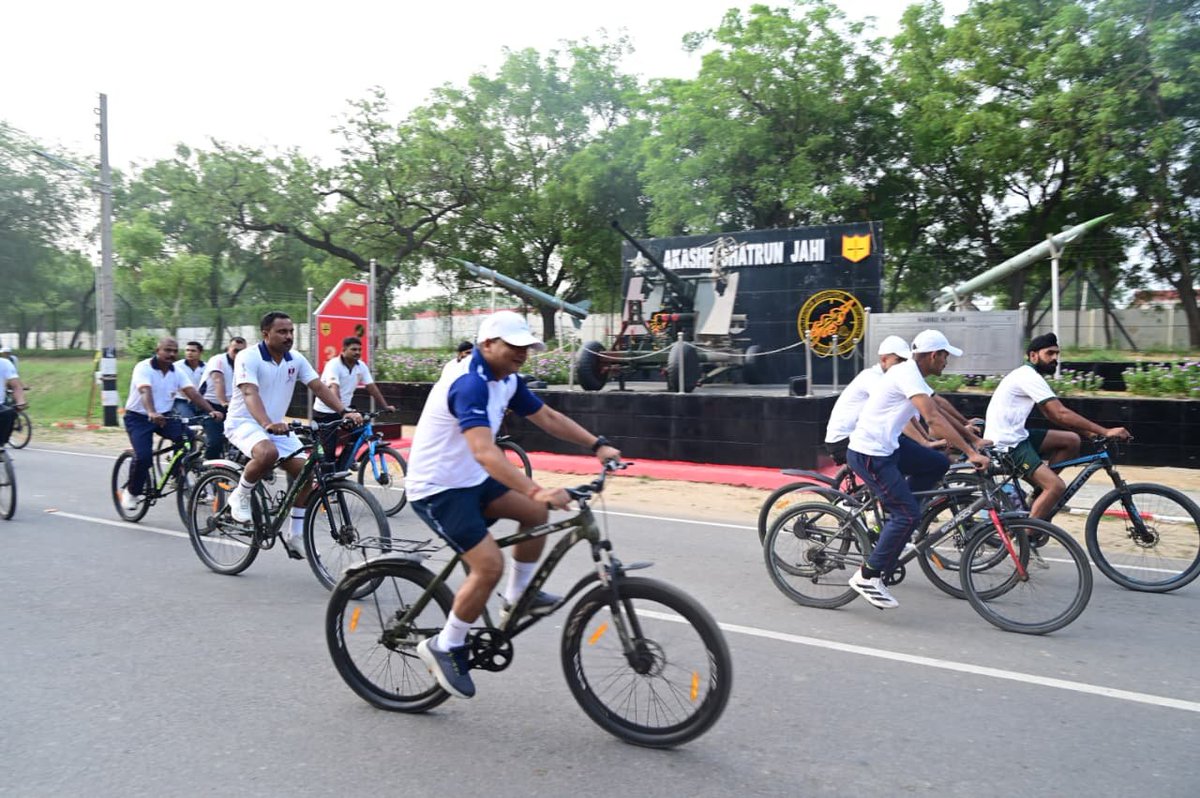 SWComd_IA's tweet photo. Pedalling for the Brave. Riding for the Nation.🇮🇳

Hisar Military Station organised a #CycleExpedition to commemorate #KargilVijayDiwas under the #SundaysOnCycle initiative of the Sports Authority of India and Fit India Movement 

The expedition brought together military personnel in a stirring tribute to the unmatched courage, valour and supreme sacrifice of the heroes of Kargil. Every turn of the wheel honoured their legacy while reaffirming our collective resolve towards fitness, unity and nation-building.

*Together We Ride, Together We Honour, Together We Build the Nation.*

#KargilVijayDiwas 
#SundaysOnCycle 
#FitIndia 
#HisarMilitaryStation #SaptaShaktiCommand 
#DOTDivision 
#NationFirst 
#FitnessForAll
@adgpi 
@HQ_IDS_India 
@PRODefRjsthn 
@SpokespersonMoD