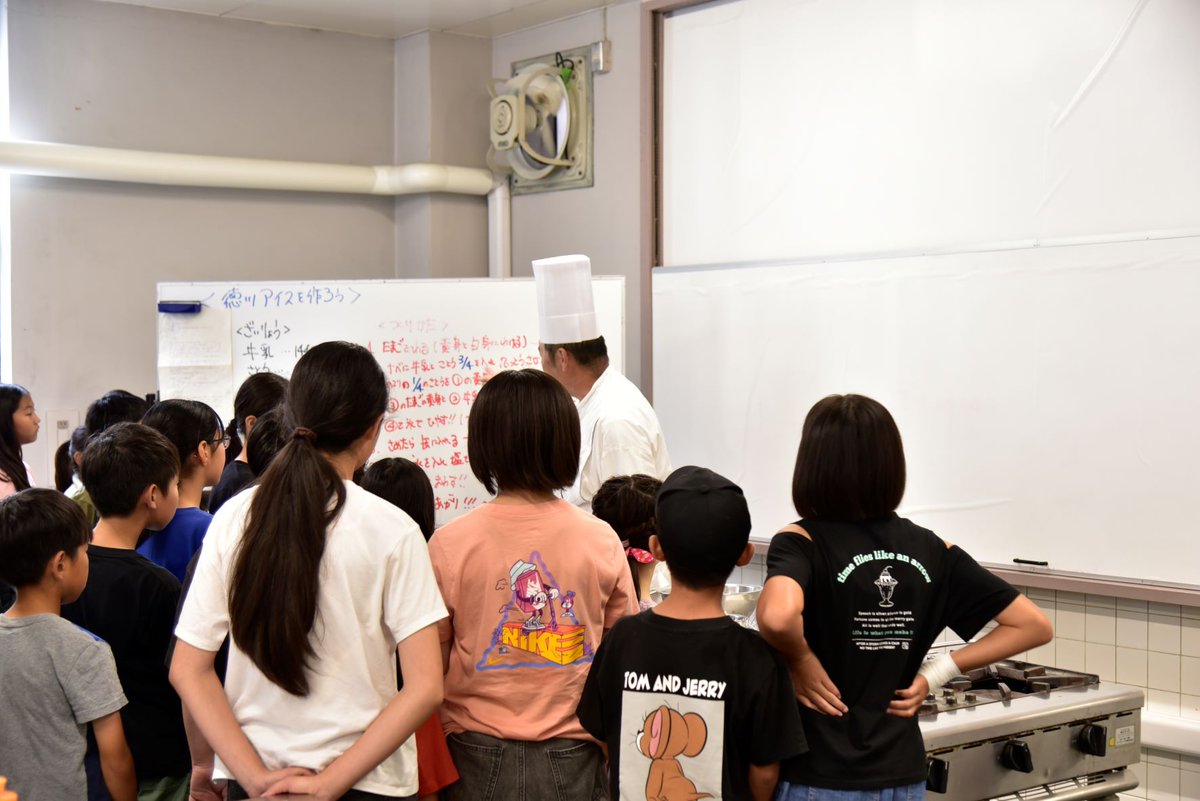 TojoMuseum's tweet photo. #戸定邸 で紙芝居・邸内見学。市民会館に移動して #手作りアイス作り に挑戦。卵を卵黄と卵白に分け砂糖と牛乳・レモン果汁を混ぜて大量の氷で冷やします。冷やす所が一番大事。大人はできるだけ手を出しません。みんな頑張っていました。
#松戸市 #Matsudo #松戸の見るべき場所 #Tojo #松戸の庭園 https://t.co/oUpGgjo9pk