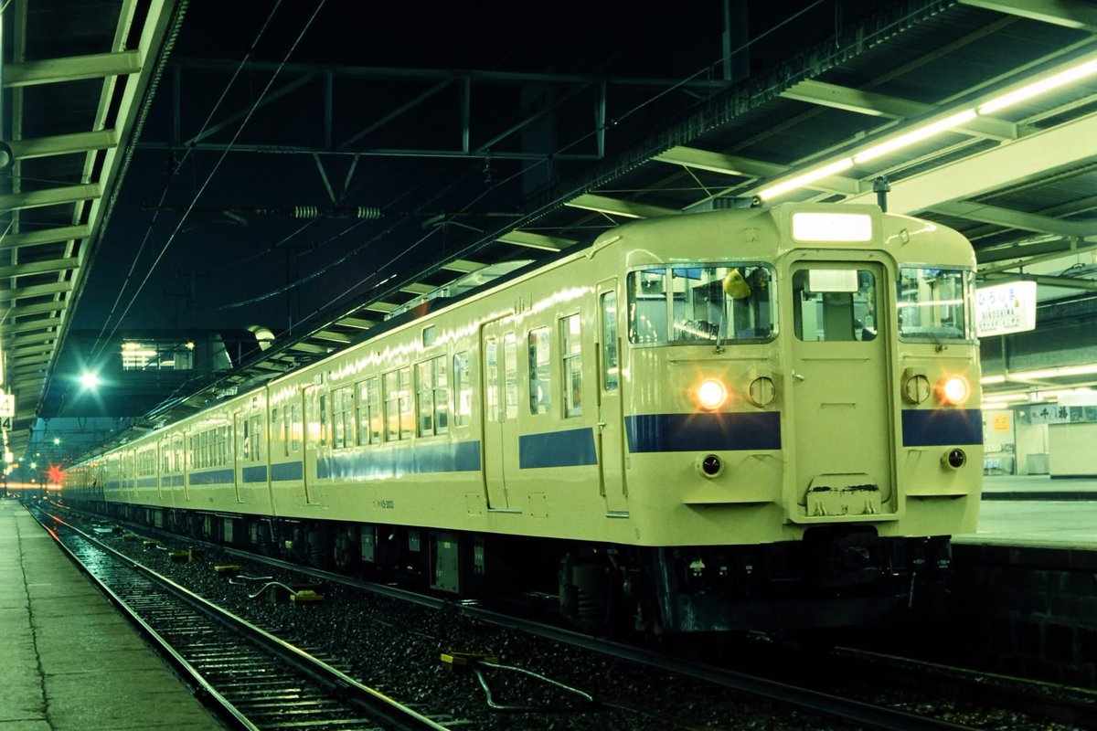 koh5861's tweet photo. 1982年11月　今度は新型の115系3000番台の広島シティ電車を撮影してますね。連日、広島までいったのかなぁ？大野浦でも出発式があったけど、大雨の様です。 https://t.co/a7zXfTw1xo