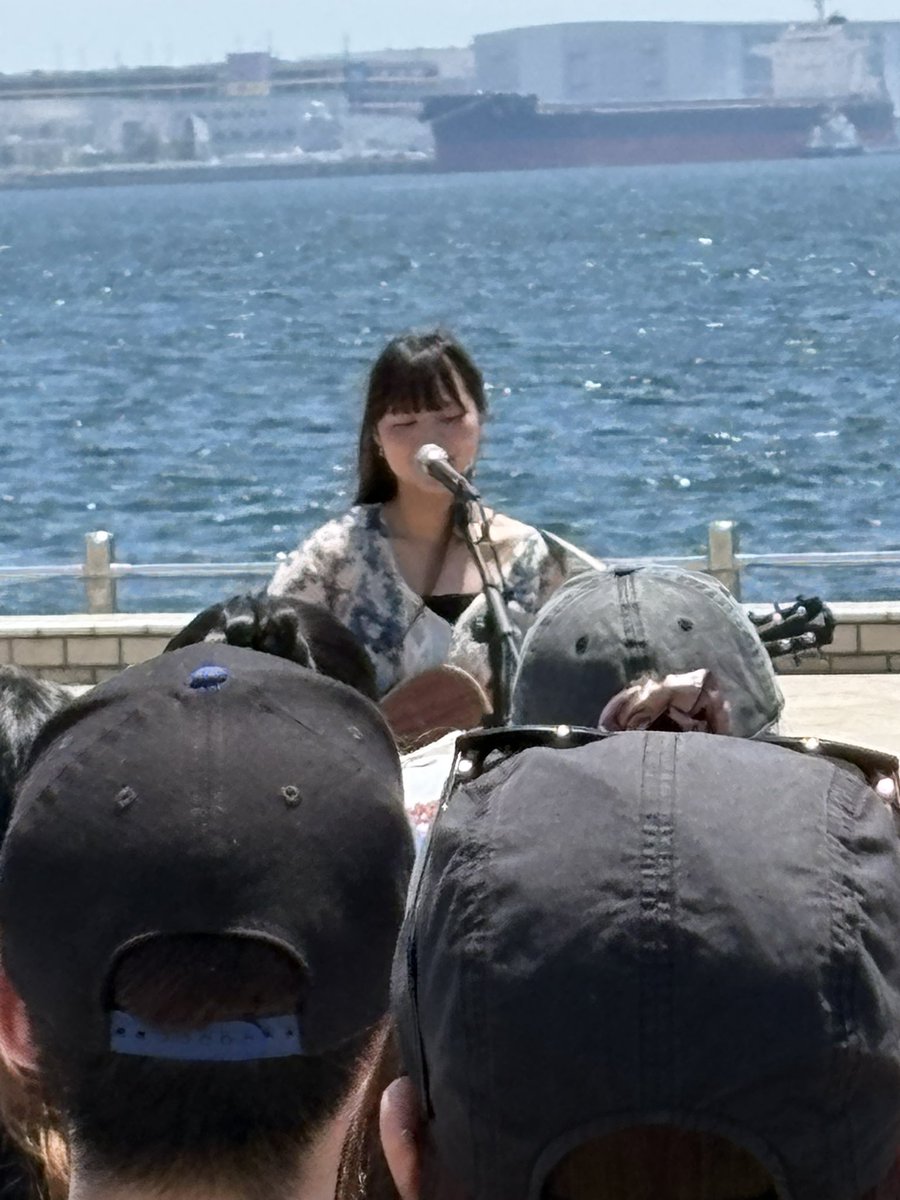 Aroe_A_C's tweet photo. 昼休憩なってメリケンパークまで死ぬ気でふみののために頑張って走った甲斐がありました。😭😭😭
めちゃくちゃよかった、、、
しかも帰り際に走って会社戻りますって伝えたら頑張ってくださいっ！って天使かと思った。いい笑顔でした！

#ふみの全国路上ライブツアー2026_はじまりとはじめまして https://t.co/bxC4E4P5P3