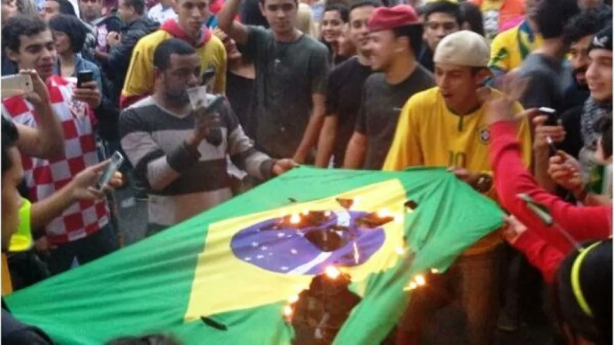 coloozera's tweet photo. @nazaapedeferri me acuerdo de los brasileros quemando banderas. Fue lo mas cercano a vivir el maracanaso https://t.co/TgUCsL47Bk