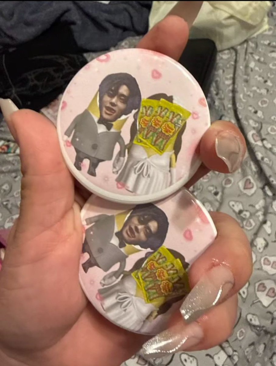 onlyonejaeyun's tweet photo. HELP an op in the sendoff gave jake a minion pin of him marrying the chupa chups and he went " can i keep it 🥹 " PLS this is so cute yet funny 😭😭😭
#JAKE #제이크 https://t.co/Q5ilIYeSKp