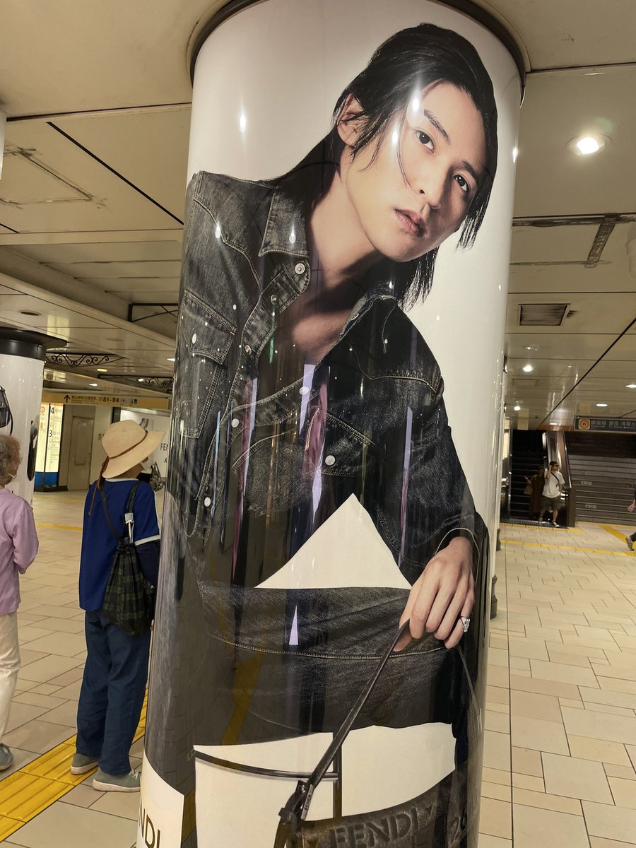berr0105's tweet photo. なんか表参道の駅構内に目黒蓮いた。
#目黒蓮 #FENDI https://t.co/7cR2op85le