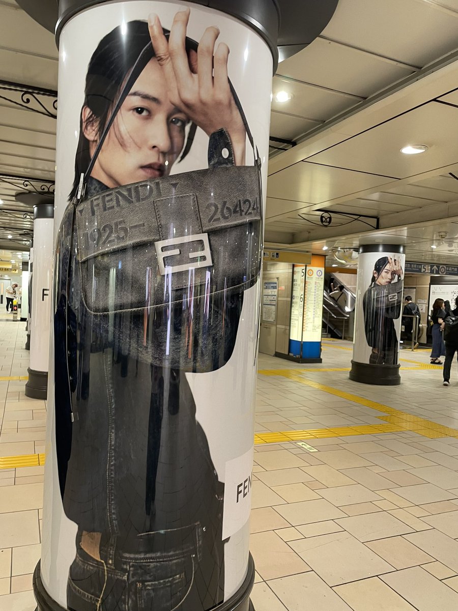 berr0105's tweet photo. なんか表参道の駅構内に目黒蓮いた。
#目黒蓮 #FENDI https://t.co/7cR2op85le