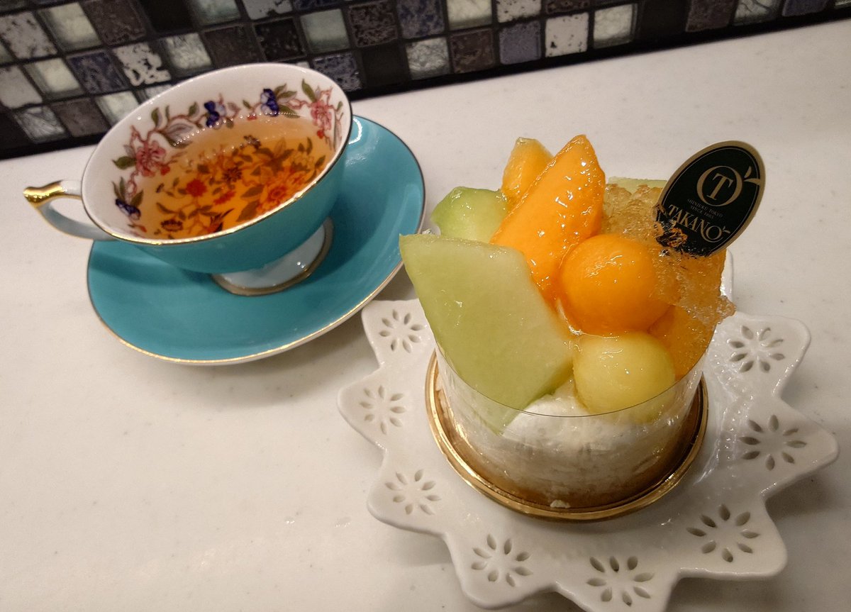 epicure2018's tweet photo. 昨日突然お湯が出なくなりさあ大変😱
すぐに業者さんが来て点検&amp;見積もり

10年以上経ったので修理は適わず
今日新しい給湯機に付け替えた😊

タカノの2種メロンショートケーキ🍈
ダージリン淹れて #おうちカフェ  ☕

今夜はゆっくりお風呂に入ろう🛀

#茶好連 #紅茶 #スイーツ
#タチアオイ #花が好き https://t.co/CyAtzeeIsB