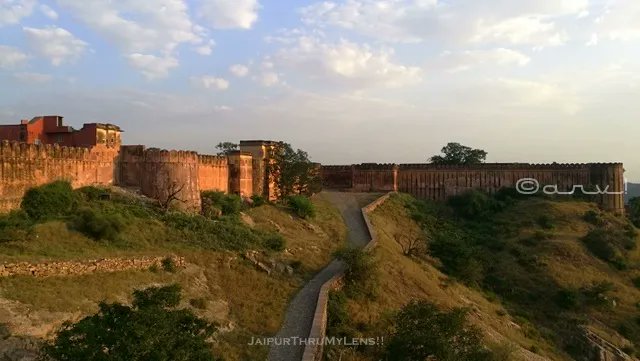 arvjpr's tweet photo. Discover Jaigarh Fort in Jaipur | Heritage Walk with Giles Tillotson 

Stories Behind Jaipur's Hidden History 

Read https://t.co/zmTGC82npS via
@arvjpr
#Jaipur #HeritageWalk #travelblogger #Blogs https://t.co/kEwbBoVa3q