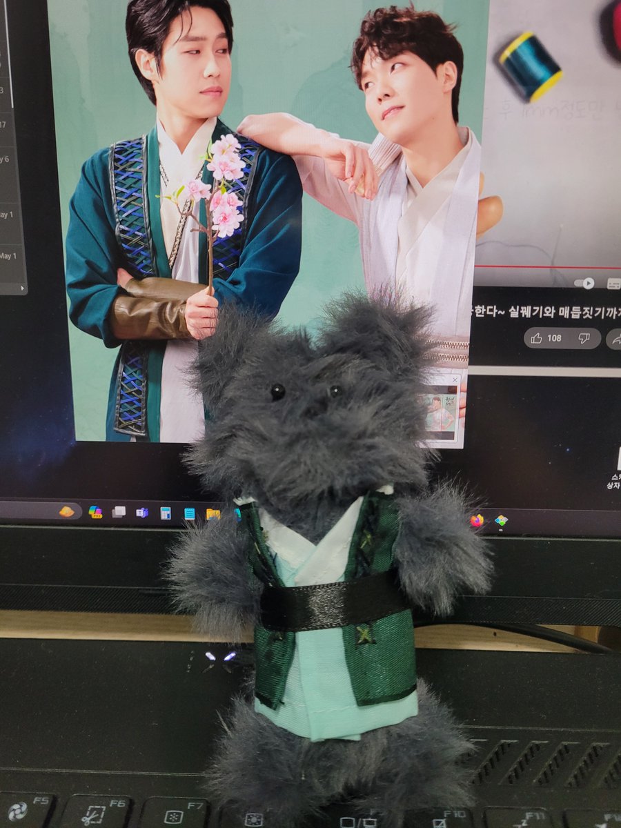 sunki11errrrrr's tweet photo. #해죽인형 
허접하지만 개인 저장겸 인형 만들어본 타래를 함 세워본니다... 

처음만들어본 건 협외때인데
왜냐면 모루인형이라는게 유행했었은
그거 조차도 제대로 못만들어서 팔다리가 삐쪽빼쪽 거렸지만
바느질 하는 법도 몰라서 검색했지만 아무튼 만들었음••.
(진수 망토는 트칭구가 떠줬어요) https://t.co/gktt18stEo