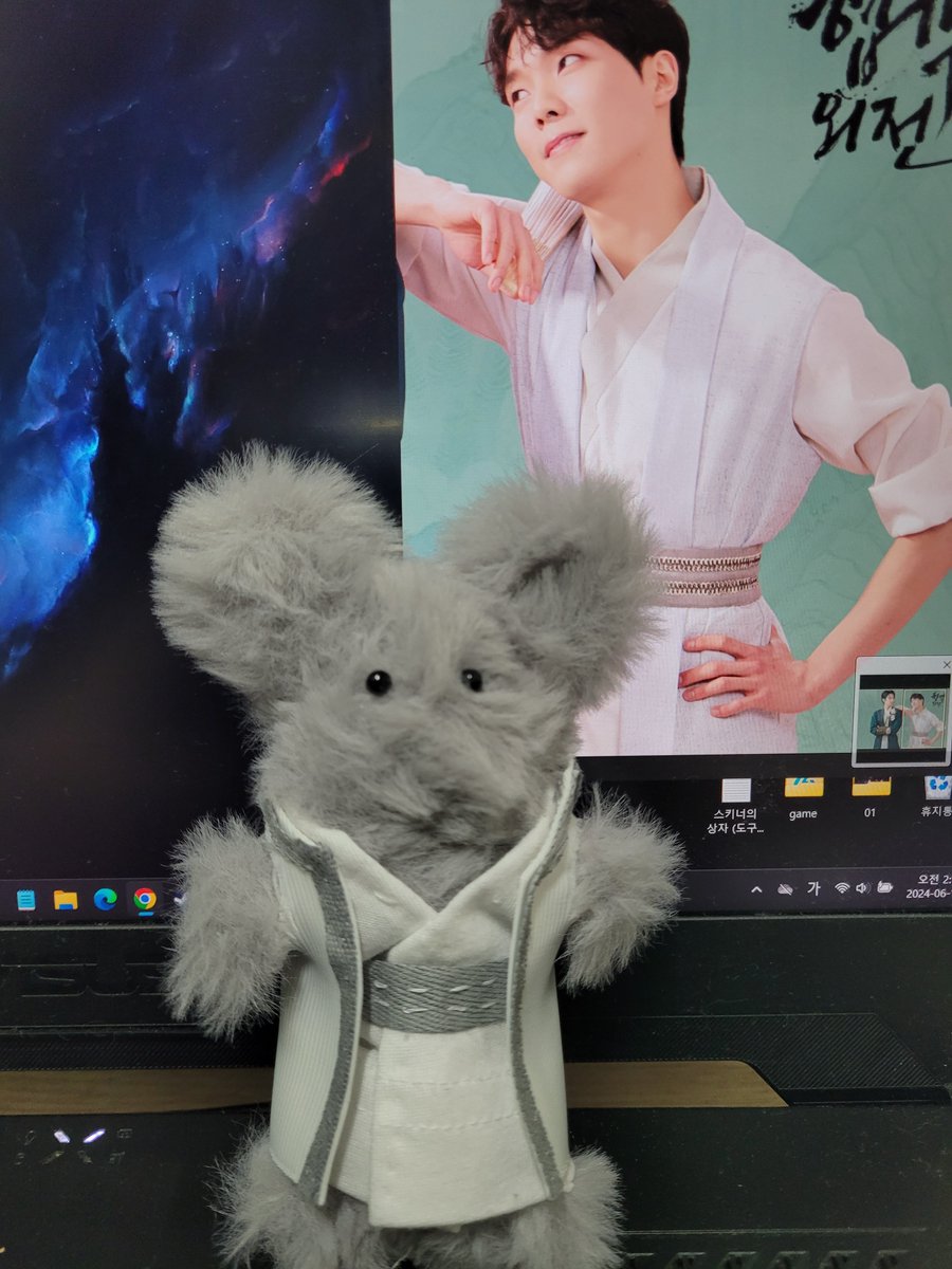 sunki11errrrrr's tweet photo. #해죽인형 
허접하지만 개인 저장겸 인형 만들어본 타래를 함 세워본니다... 

처음만들어본 건 협외때인데
왜냐면 모루인형이라는게 유행했었은
그거 조차도 제대로 못만들어서 팔다리가 삐쪽빼쪽 거렸지만
바느질 하는 법도 몰라서 검색했지만 아무튼 만들었음••.
(진수 망토는 트칭구가 떠줬어요) https://t.co/gktt18stEo