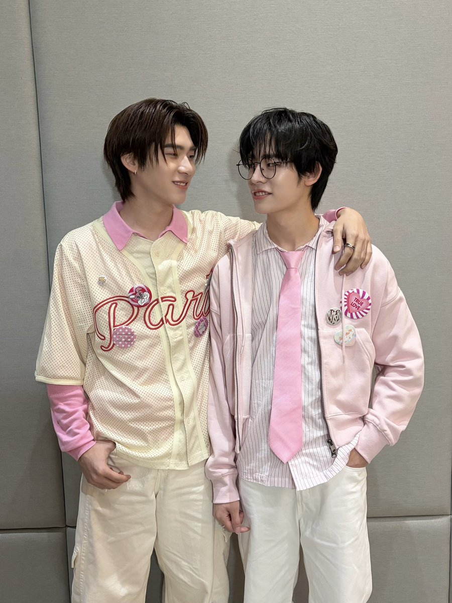 2teepvr's tweet photo. when they can do both >>> https://t.co/w8CUV2OIJR