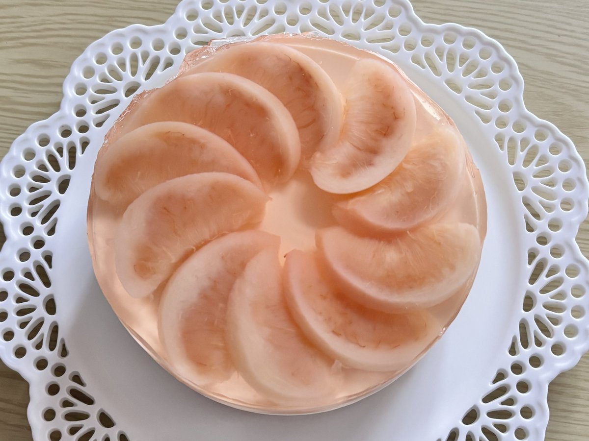 8_hatimitsu's tweet photo. 旬の桃を使ってレアチーズケーキを作りました🍑
コンポートの色が少し薄かったけどゼリーが透き通って見えて綺麗✨️ https://t.co/JxEqzj4so9