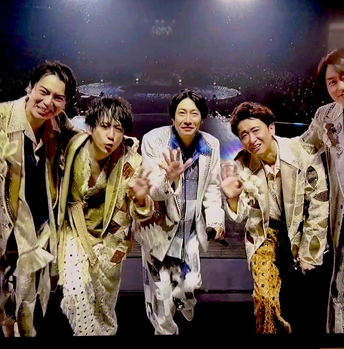 arashi5_flim_26's tweet photo. ◤ We are ARASHI 2026 ◢

嵐 2026【8点セット】

「We are ARASHI」記念デザインの
トートバッグ・アクリルスタンド・キーホルダー・カードケースなど、ファン必見のアイテムが勢ぞろい！

▼今すぐ購入
https://t.co/Ja74b1sCRk

#PR #嵐 #ARASHI
#WeareARASHI #Five https://t.co/BbluppLxvI