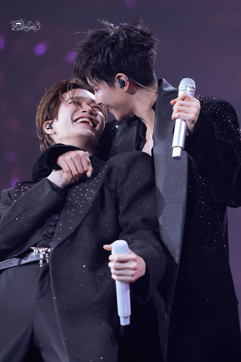w0o3o2z5i's tweet photo. I'm all for it! Let's fill our timelines with their smiles and performances and create an atmosphere of happiness!!!

#JuniorMark #junniorrs #markjrtn https://t.co/V6s3VMfY4m