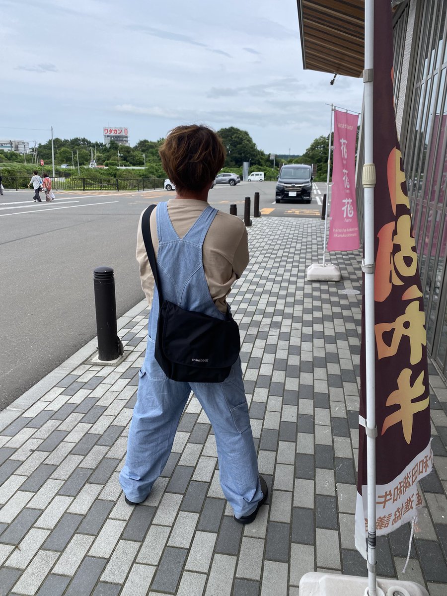 1941Simakaze's tweet photo. 仕事の都合で十和田に来てて帰りに、かだぁ〜れに寄ったら椅子に座ってる見た事あるお兄さんがいました(@tama_copenL880K
)
ガン飛ばしました٩( 'ω' )و
たま子アニキ！！めちゃくちゃお久しぶりです(￣^￣)ゞ https://t.co/FfdwzdiRIO