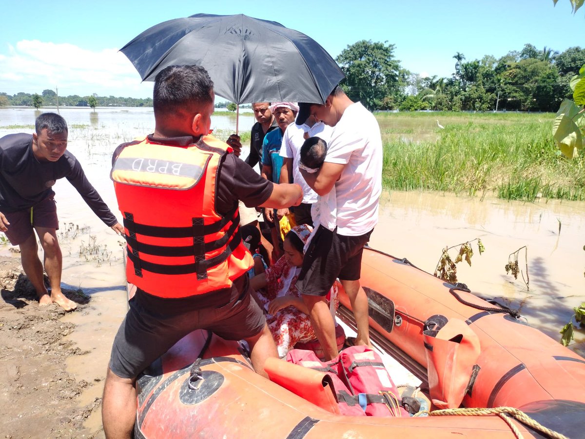 assampolice's tweet photo. Flood Rescue Update 

Teams of @FnESAssam and SDRF remain continuously deployed across flood-affected areas, carrying out flood rescue and relief operations on the ground.

Our personnel are working tirelessly to assist affected families and reach those in need.

@himantabiswa @HardiSpeaks 
@sdma_assam