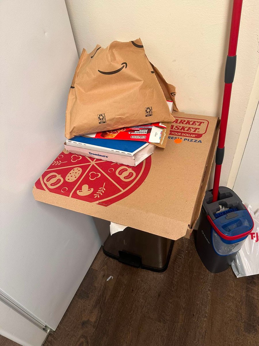 PlNKM1LK's tweet photo. Mind you that’s a large dominos pizza… https://t.co/WRosd9DOSA