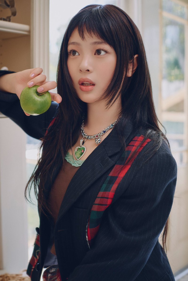 GirlgroupsBR's tweet photo. 🚨 A ADOR enfrenta uma queixa criminal por supostamente vazar informações pessoais relacionadas ao visto de Hanni, integrante australiana do NewJeans.

O crítico cultural Kim Seong-soo acusa a empresa e seus funcionários de violarem a Lei de Proteção de Informações Pessoais. https://t.co/2C6Vc88jNr