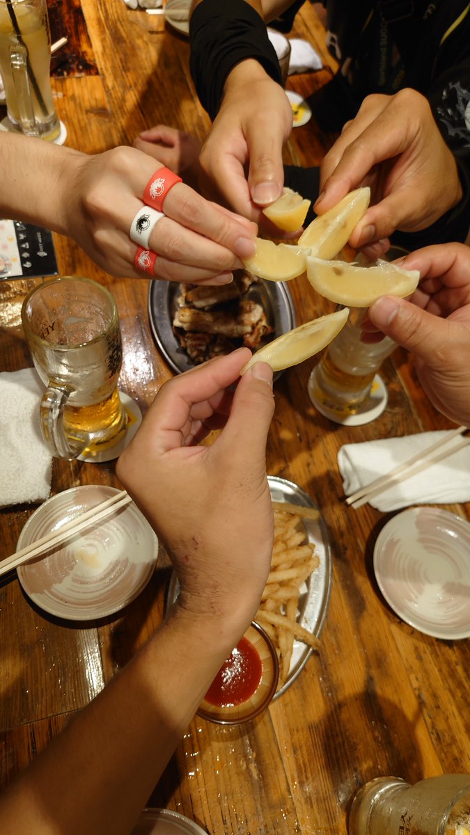 kiririn_34's tweet photo. ３次会でレモンでKPしてたけどみんな酔いすぎじゃねw
そのままみんなで食べるっていうねw https://t.co/XJS1t6FnaI
