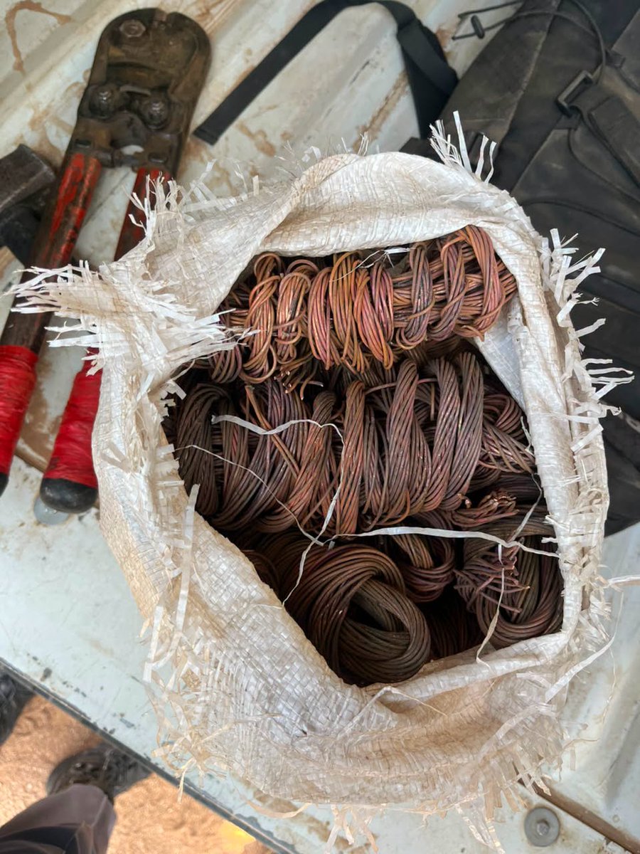 _ArriveAlive's tweet photo. Three suspects arrested for the possession of stolen copper cables at Nababeep
https://t.co/AhUjYgdTdh
#ArriveAlive #CableTheft @SAPoliceService https://t.co/2MdCwxmFrN