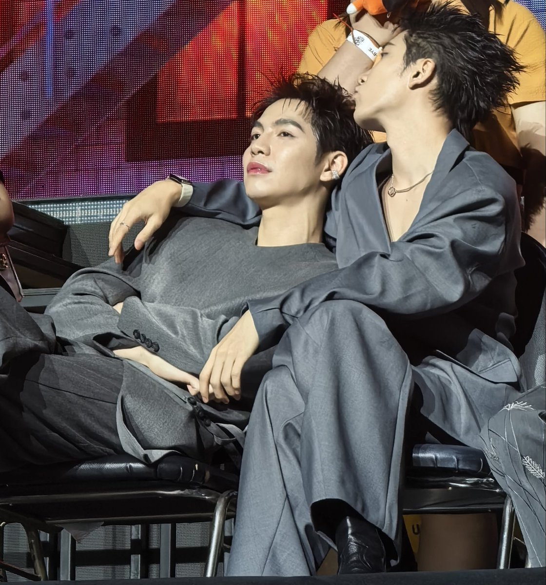 cutekitty857541's tweet photo. It's giving "two people relaxing at home, watching TV," and somehow that's even more intimate than anything else 🥹

#FirstKhaotung | #เฟิร์สข้าวตัง https://t.co/9r485J5e6J