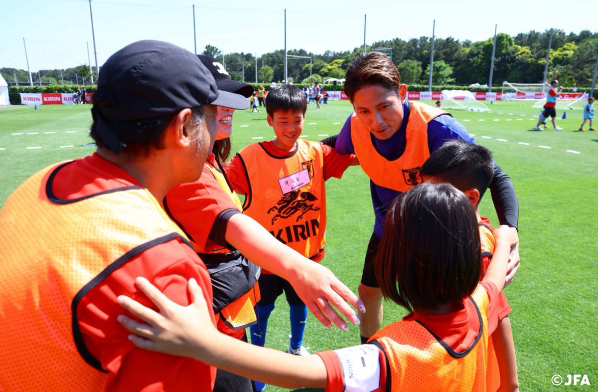 jfa_samuraiblue's tweet photo. \\本日参加申し込みスタート!!// 
『JFA×KIRIN キリンファミリーチャレンジカップ2026🏆』

11/1(日)に第9回目となる「キリンファミリーチャレンジカップ」をJ-GREEN 堺 S5天然芝フィールド（大阪府堺市）にて開催します⚽

元SAMURAI BLUE（サッカー日本代表）加地亮さん、柿谷曜一朗さんと、元なでしこジャパン（サッカー日本女子代表）澤穂希さん、阪口夢穂さんがゲストとして参加します。

たくさんのご応募をお待ちしています！ 

前回大会の様子は以下の投稿から⏬
https://t.co/09qd77HQb9

⚠応募締め切り:8月20日(木)12:00まで📌 

開催概要・参加お申込みはこちら⏬
🔗概要：https://t.co/u24iy3hwGb
🔗申し込み：https://t.co/aYVGFANoEJ

#jfa #キリン #ファミチャレ