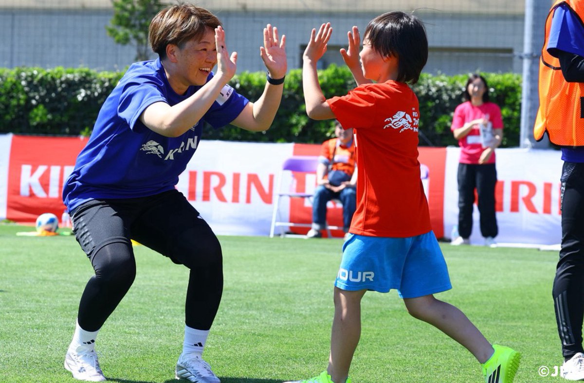 jfa_samuraiblue's tweet photo. \\本日参加申し込みスタート!!// 
『JFA×KIRIN キリンファミリーチャレンジカップ2026🏆』

11/1(日)に第9回目となる「キリンファミリーチャレンジカップ」をJ-GREEN 堺 S5天然芝フィールド（大阪府堺市）にて開催します⚽

元SAMURAI BLUE（サッカー日本代表）加地亮さん、柿谷曜一朗さんと、元なでしこジャパン（サッカー日本女子代表）澤穂希さん、阪口夢穂さんがゲストとして参加します。

たくさんのご応募をお待ちしています！ 

前回大会の様子は以下の投稿から⏬
https://t.co/09qd77HQb9

⚠応募締め切り:8月20日(木)12:00まで📌 

開催概要・参加お申込みはこちら⏬
🔗概要：https://t.co/u24iy3hwGb
🔗申し込み：https://t.co/aYVGFANoEJ

#jfa #キリン #ファミチャレ