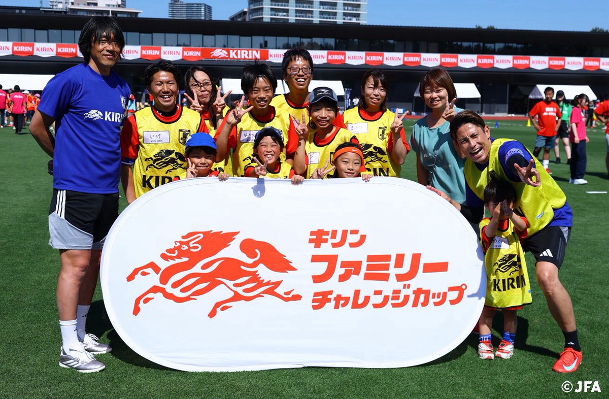 jfa_samuraiblue's tweet photo. \\本日参加申し込みスタート!!// 
『JFA×KIRIN キリンファミリーチャレンジカップ2026🏆』

11/1(日)に第9回目となる「キリンファミリーチャレンジカップ」をJ-GREEN 堺 S5天然芝フィールド（大阪府堺市）にて開催します⚽

元SAMURAI BLUE（サッカー日本代表）加地亮さん、柿谷曜一朗さんと、元なでしこジャパン（サッカー日本女子代表）澤穂希さん、阪口夢穂さんがゲストとして参加します。

たくさんのご応募をお待ちしています！ 

前回大会の様子は以下の投稿から⏬
https://t.co/09qd77HQb9

⚠応募締め切り:8月20日(木)12:00まで📌 

開催概要・参加お申込みはこちら⏬
🔗概要：https://t.co/u24iy3hwGb
🔗申し込み：https://t.co/aYVGFANoEJ

#jfa #キリン #ファミチャレ