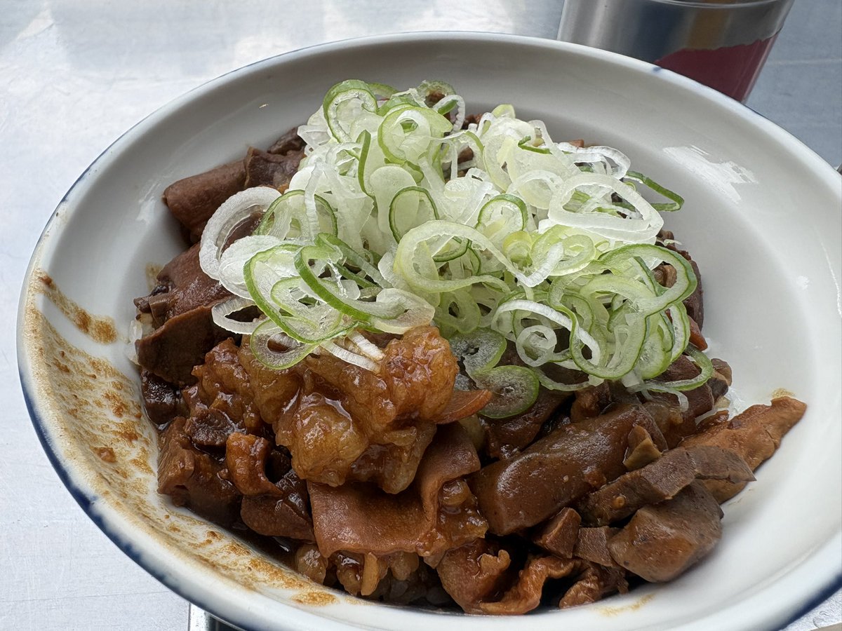 moya_tera's tweet photo. 『きつねや』
築地市場駅周辺のこちらのお店。
ホルモン丼を発注です。
数種類のホルモンを味噌ベースの自家製の継ぎ足しのタレで煮込みます。
たっぷりのネギと七味を合わせてかっこみますよ。
様々な食感のホルモンの旨みとのコク深いタレと合わさり、ご飯泥棒になりますよ。
〜モヤてら〜 https://t.co/7XepLXMUMc