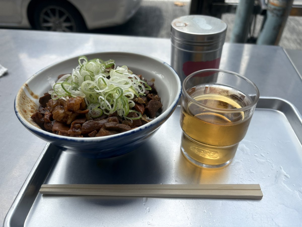 moya_tera's tweet photo. 『きつねや』
築地市場駅周辺のこちらのお店。
ホルモン丼を発注です。
数種類のホルモンを味噌ベースの自家製の継ぎ足しのタレで煮込みます。
たっぷりのネギと七味を合わせてかっこみますよ。
様々な食感のホルモンの旨みとのコク深いタレと合わさり、ご飯泥棒になりますよ。
〜モヤてら〜 https://t.co/7XepLXMUMc