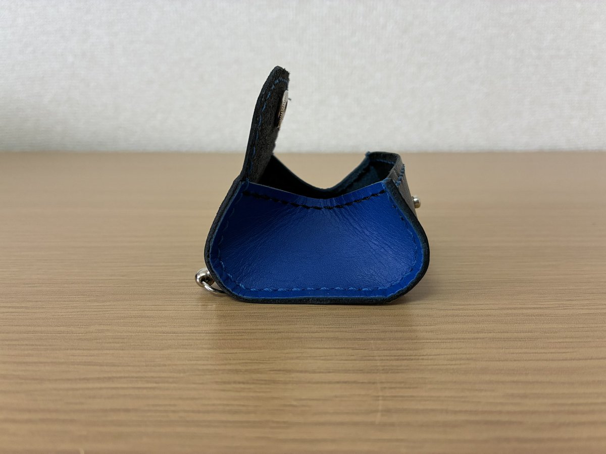 yuu_code_red's tweet photo. コインケースを出品しました。
ご覧いただけると嬉しいです。

ブラックのレザーにブルーのステッチが映える、クールな配色の本革製コインケースです。
手のひらに収まるコンパクトなサイズ感ながら、使いやすさにこだわりました。
ちょっとしたお出かけや、サブの財布としてもおすすめです。 https://t.co/SKpVV62Iql