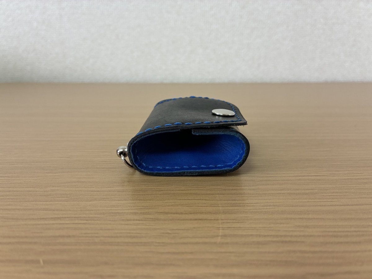 yuu_code_red's tweet photo. コインケースを出品しました。
ご覧いただけると嬉しいです。

ブラックのレザーにブルーのステッチが映える、クールな配色の本革製コインケースです。
手のひらに収まるコンパクトなサイズ感ながら、使いやすさにこだわりました。
ちょっとしたお出かけや、サブの財布としてもおすすめです。 https://t.co/SKpVV62Iql