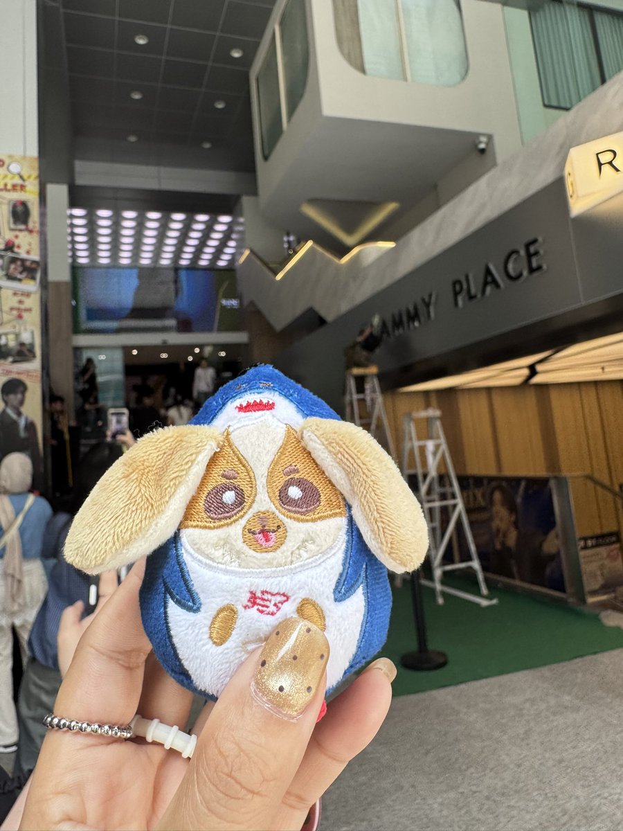 PsNingg's tweet photo. 📌เมื่อวานลูกลงรูปเซ็ทสร้อยคอ แต่มาม๊าทำสร้อยคอZavenหาย!!  ฮื่อออ งานมอนเต้อยังใส่ไปดูลูกอยู่เลย 🥹 ตอนนี้เหลือแค่กล่องแล้ว พิมพ์ไปจะร้องไห้อีกแล้ว😭ลงคลิปไปในตต ขอบคุณทุกคนที่ให้กำลังใจ ทำใจไว้แล้วว่าคงไม่ได้คืนแน่ๆ แต่ก็ดีกว่าไม่ทำอะไรเลย คือทำได้แค่นั้น มีคนถามว่าหายที่ไหน ไล่ๆดูคือ หลายที่มาก ไปเก็บปจ.น้องแฟลชที่ตึกเจมด้วย เลยไม่รู้ว่าจะหาจากที่ไหนจริงๆ😭😭

 เริ่มจากเช็คเอ้าท์ออกจากโรงแรม
MRT ศูนย์สิริกิตติ์
MRT พระราม9
กระทรวงแรงงานดินแดง
แท็กซี่มาอโศก
ก๋วยเตี๋ยวรู มศว
มศว
ตึกGMM
BTS อโศก
BTSเอกมัย 
คิวรถตู้เอกมัย-หัวหิน

รู้ตัวตอนกลับถึงบ้านแฟนที่หัวหิน ตอนถอดเครื่องประดับแล้ว กำลังจะถอดสร้อยคือจับแล้วไม่เจอ!! ใจหายมากก ร้องไห้อยู่เป็นชม.เพราะใส่เกือบทุกวัน น้องวิลเลี่ยมเปิดพรีอีกได้มั้ยลูกก สร้อยคอหนูมันมีคุณค่าทางจิตใจมาม๊ามากๆเลย  ไม่ได้ใส่เหมือนชีวิตขาดอะไรไป ฮื่ออ ไม่ไหว 😭 

ขอบคุณพ่อเอกที่มากดใจให้นะคะ🙏🏻 พ่อเอกน่ารักเสมอเลย 🥹 ถ้าใครเจอสร้อยคอลักษณะแบบนี้ รบกวนDM หาหนิงหน่อยนะคะ 🙏🏻😭

ขออนุญาตแท็กค่า🙏🏻😭
#ของหาย #ตามหาของหาย #ตามหาของหายกทม #ของหายอยากได้คืน #WilliamEst #Williamjkp #Zaven
