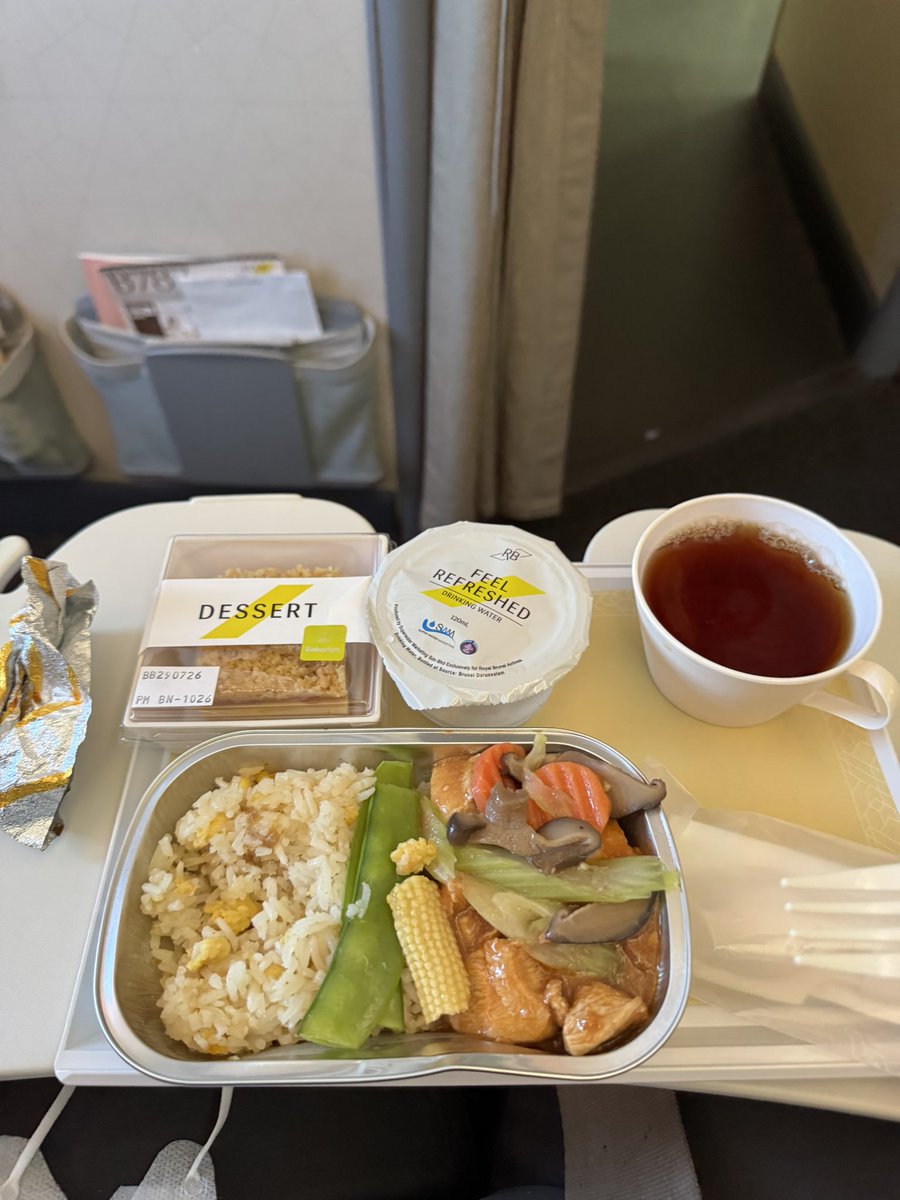 kevingoly's tweet photo. Makan siang dulu moots https://t.co/3RyPmDoww5