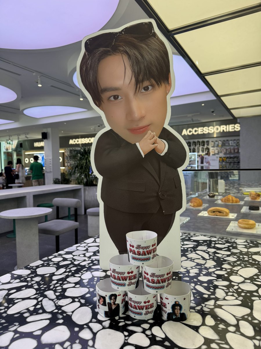 AlanLandFC's tweet photo. [#ALANpasawee]
Where Cherry Meets the City.🍒

🍒 แจกก่อนวันงาน! (28–31 ก.ค. 2026)
ซื้อเครื่องดื่มเมนูใดก็ได้ที่ Plug Cafe
✨ รับฟรี! Cup Sleeve 1 ชิ้น

เพียง
✔️ รีโพสต์ใต้โพสต์นี้
✔️ แสดงโพสต์ให้สตาฟ พร้อมแจ้งว่า
“รับคัฟสลีปโปรเจกต์วันเกิดอลัน”

🔖 จำกัด วันละ 25 สิทธิ์ (First Come, First Served)

แล้วเจอกันที่ #ALAN24thcherrychapter นะค่า ❤️🍒

@alan_pasawee
#BUSbecauseofyouishine