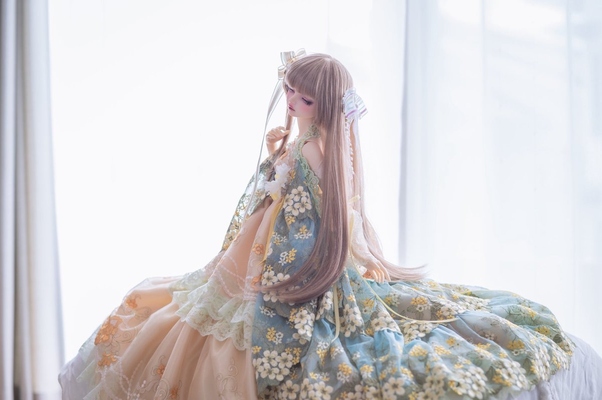 sea_doll_9's tweet photo. 女神感がすごい…✨
お洋服はQUEEN'S DOLLさんでした👗
夏色で豪華なドレス、たっぷりの布を広げて座らせるととっても可愛いです🫶

＃クイーンズドール https://t.co/jOonj5ZNtn