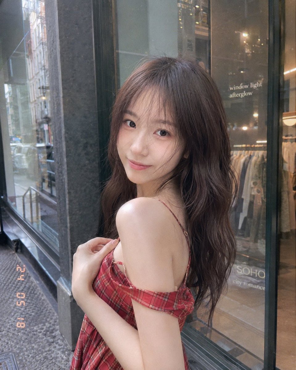 you1873118's tweet photo. 本来只想试试 Soho 街拍

结果 ChatGPT-Image-2 

直接把她做成了旧 DV 里走出来的人

同一条红裙

四种眼神

像是同一天里

没说出口的那四种心情 https://t.co/7UpYjW2rVo