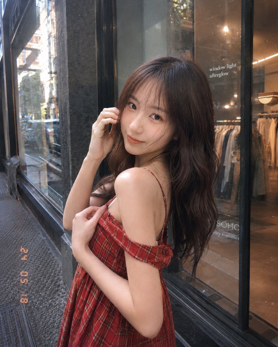 you1873118's tweet photo. 本来只想试试 Soho 街拍

结果 ChatGPT-Image-2 

直接把她做成了旧 DV 里走出来的人

同一条红裙

四种眼神

像是同一天里

没说出口的那四种心情 https://t.co/7UpYjW2rVo